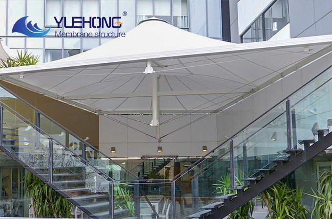 Toldo de sombra y lluvia con estructura de membrana