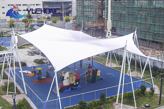 Toldo de sombra y lluvia con estructura de membrana