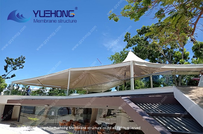 Membran-Überdachung für ein Outdoor-Café auf den Philippinen