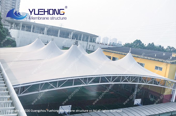Membran-Überdachung für einen Allwetter-Sportplatz an einer Schule in Guangzhou