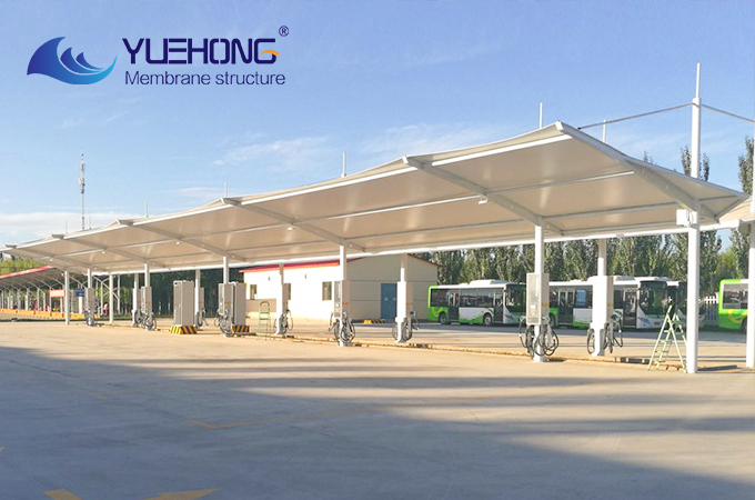 Abri pour véhicules en structure membrane